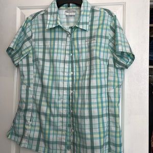 Women’s Columbia short sleeve button down shirt.